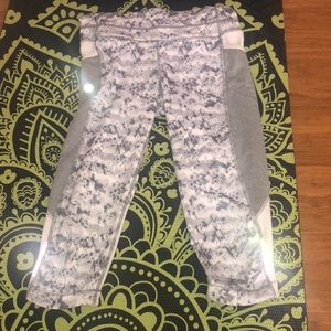 Almost new Athleta capris with pockets/drawstring